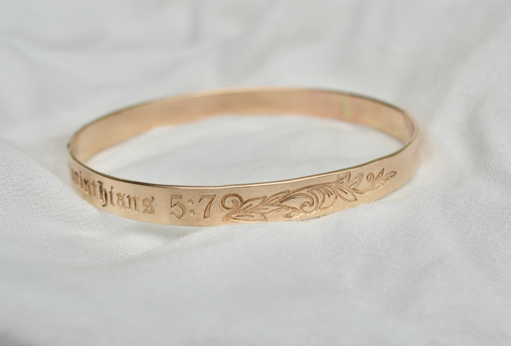 
            
                Load image into Gallery viewer, 7MM Maile Scroll Bangle
            
        