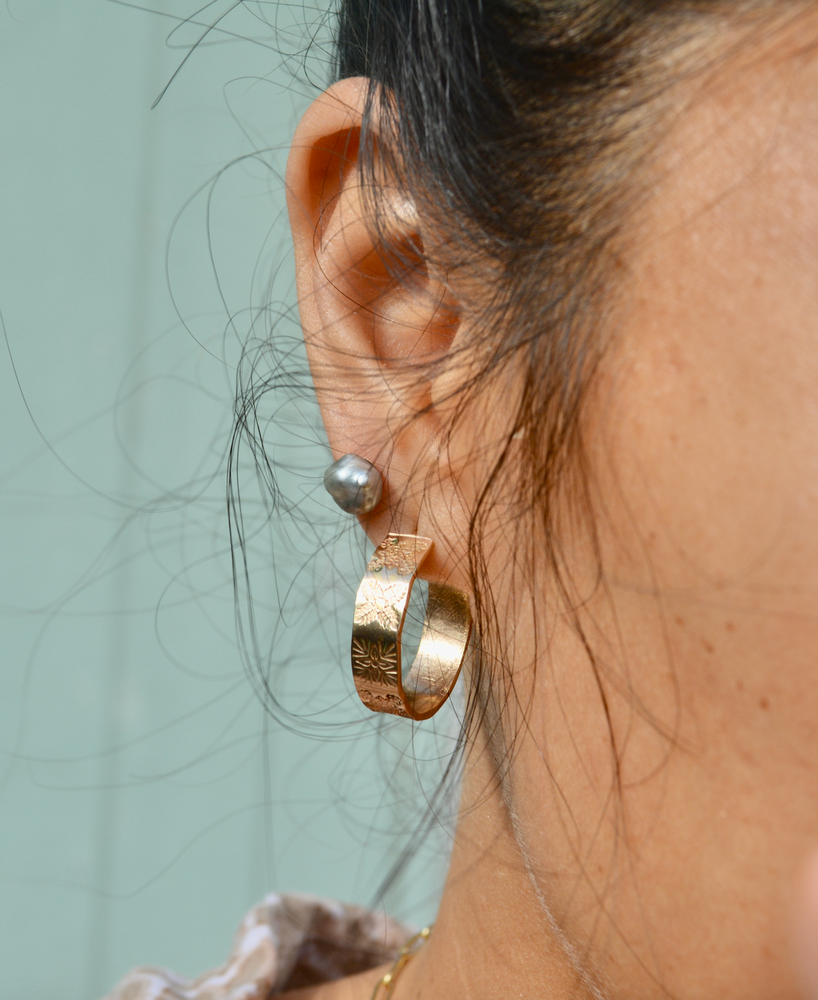 
            
                Load image into Gallery viewer, Keshi Pearl Studs
            
        