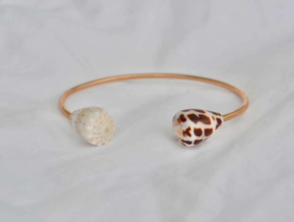
            
                Load image into Gallery viewer, Cone Shell Cuff Bracelet
            
        