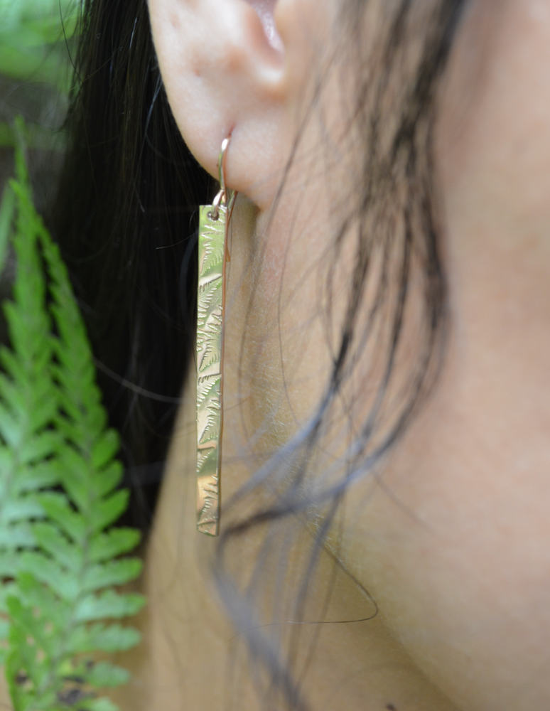 
            
                Load image into Gallery viewer, 4MM Palapalai Bar Earrings
            
        
