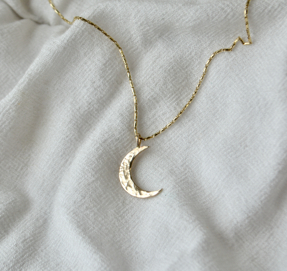 
            
                Load image into Gallery viewer, 14kt Crescent Moon Necklace
            
        