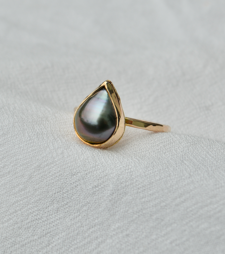 
            
                Load image into Gallery viewer, Bezeled Tahitian Teardrop Ring
            
        