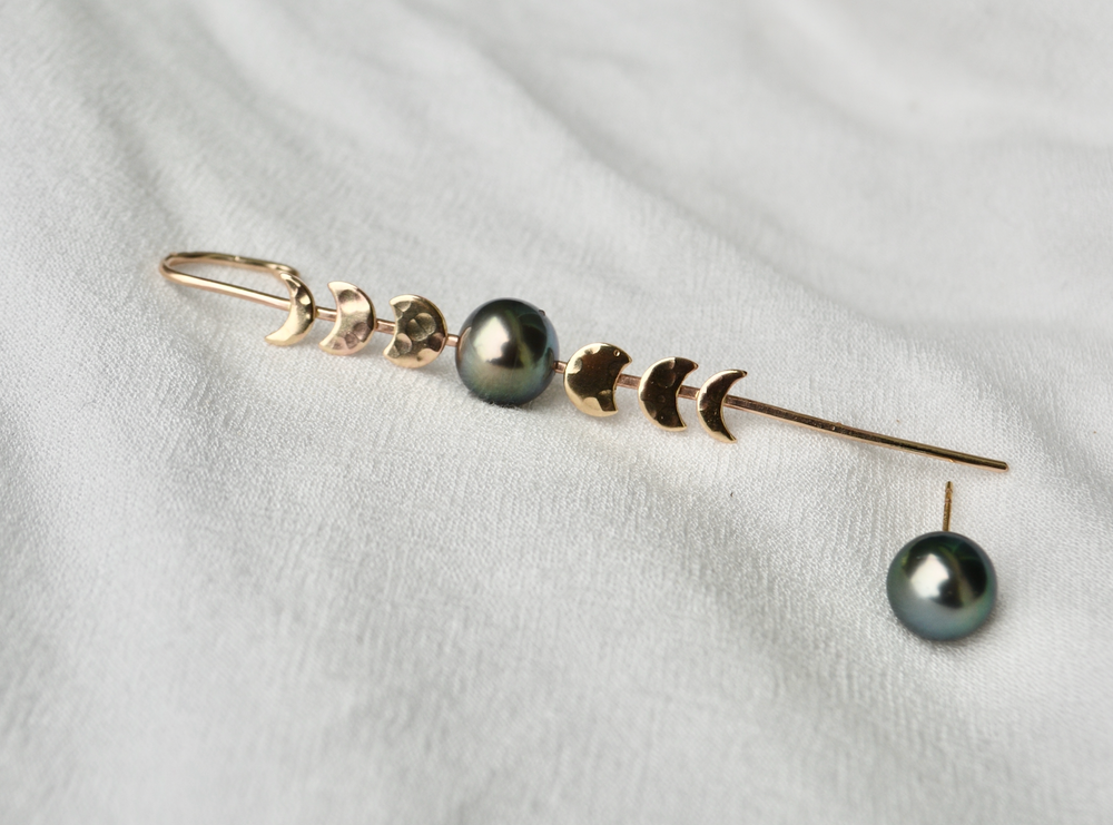 
            
                Load image into Gallery viewer, Moon Phase Ear Cuff
            
        