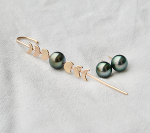 
            
                Load image into Gallery viewer, Moon Phase Ear Cuff
            
        