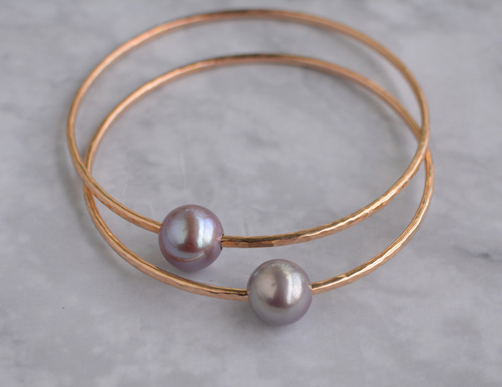 
            
                Load image into Gallery viewer, Edison Pearl Bangle
            
        