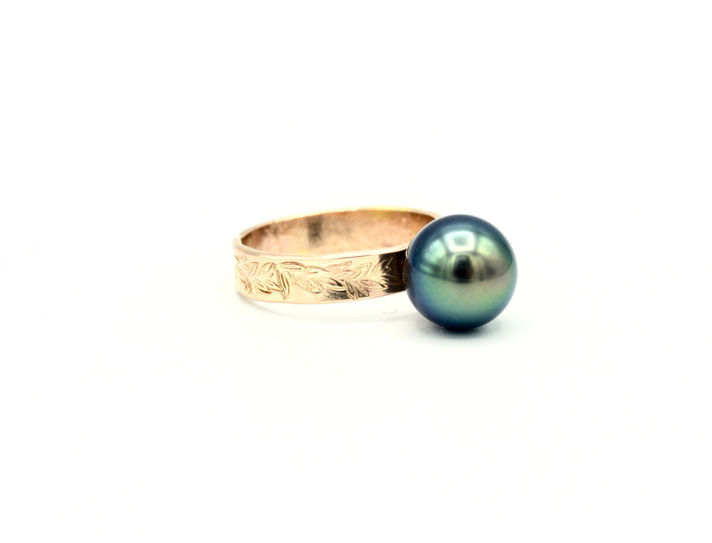 
            
                Load image into Gallery viewer, Tahitian Lei Maile Ring
            
        
